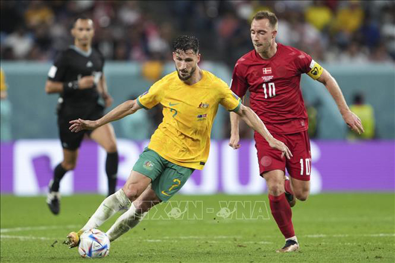 Pha tranh bóng giữa cầu thủ Mathew Leckie (trái) tuyển Australia và Christian Eriksen tuyển Đan Mạch. Ảnh: THX/TTXVN