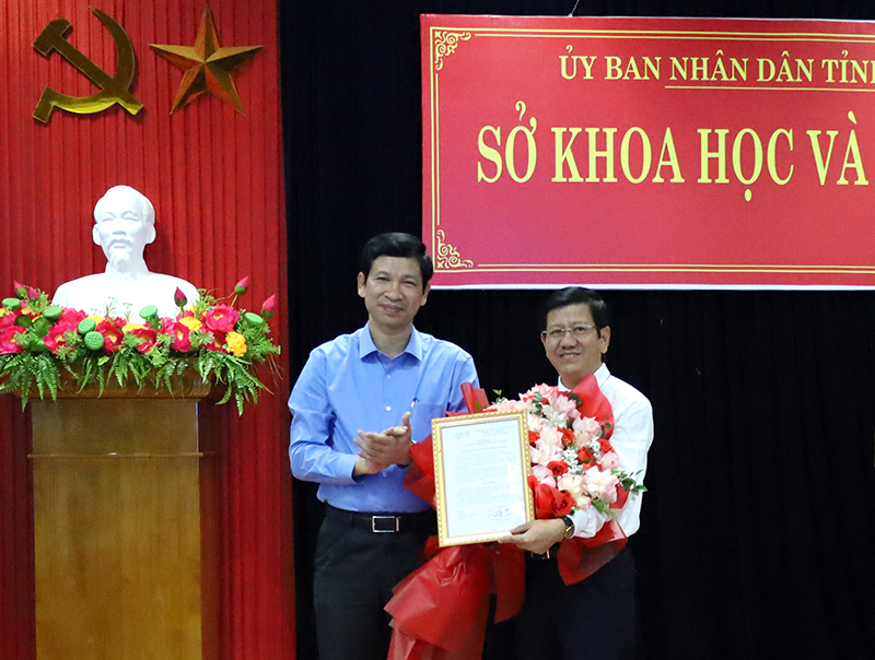 Đồng chí Hồ An Phong, Tỉnh ủy viên, Phó Chủ tịch UBND tỉnh trao quyết định bổ nhiệm Phó Giám đốc Sở KH-CN cho đồng chí Trần Quốc Việt.