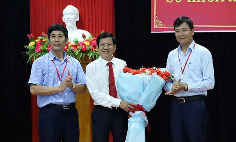 Lãnh đạo Sở KH-CN tặng hoa chúc mừng đồng chí tân Phó Giám đốc Sở KH-CN Trần Quốc Việt.