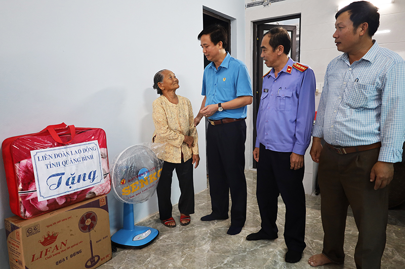  Lãnh đạo LĐLĐ tỉnh thăm hỏi, động viên và chúc mừng bà Nguyễn Thị Thuận có ngôi nhà mới khang trang.