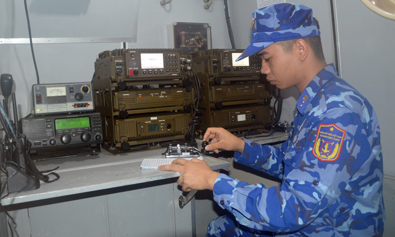 Binh nhất Nguyễn Anh Tuấn thực hành nội dung thu phát điện tại tàu. 