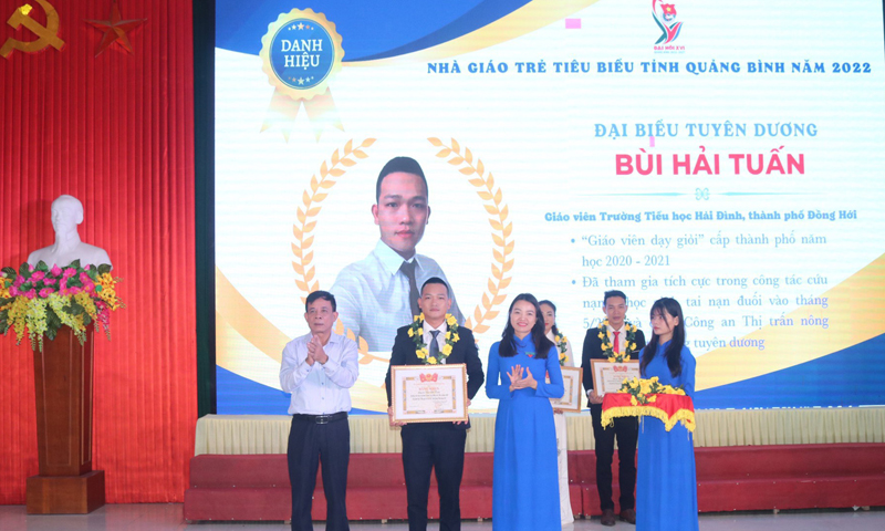 Thầy giáo Bùi Hải Tuấn được tuyên dương “Nhà giáo trẻ tiêu biểu tỉnh Quảng Bình 