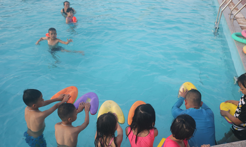 Lớp dạy bơi ngày hè phòng, chống đuối nước của thầy giáo Bùi Hải Tuấn.