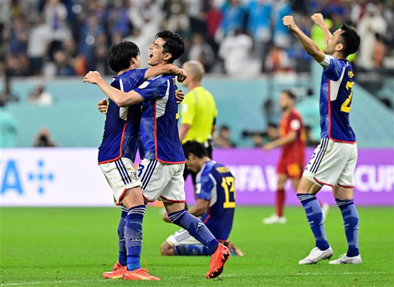 Niềm vui vỡ oà của các tuyển thủ Nhật Bản khi giành chiến thắng ngoạn mục trước Tây Ban Nha. Ảnh: AFP/TTXVN