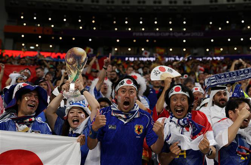 Niềm vui vỡ oà của các cổ động viên Nhật Bản khi đội nhà giành chiến thắng ngoạn mục trước Tây Ban Nha. Ảnh: AFP/TTXVN
