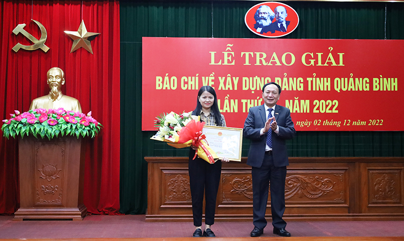 Đồng chí Phó Bí thư Thường trực Tỉnh ủy Trần Hải Châu trao bằng khen của Chủ tịch UBND tỉnh cho đại diện nhóm tác giả đạt giải B Giải báo chí Quốc gia năm 2021. 