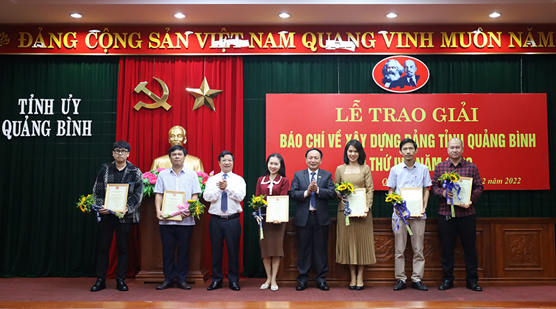 Đồng chí Phó Bí thư Thường trực Tỉnh ủy Trần Hải Châu và đồng chí Trưởng ban Tuyên giáo Cao Văn Định trao giải A cho nhóm tác giả.