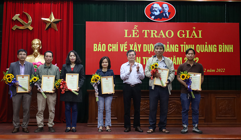 Lãnh đạo Báo Quảng Bình trao giải C cho các tác giả, nhóm tác giả.