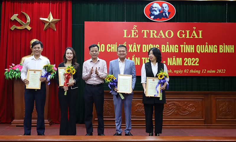 Đại diện lãnh đạo Đài Phát thanh-Truyền hình Quảng Bình trao giải khuyến khích cho các tác giả, nhóm tác giả.