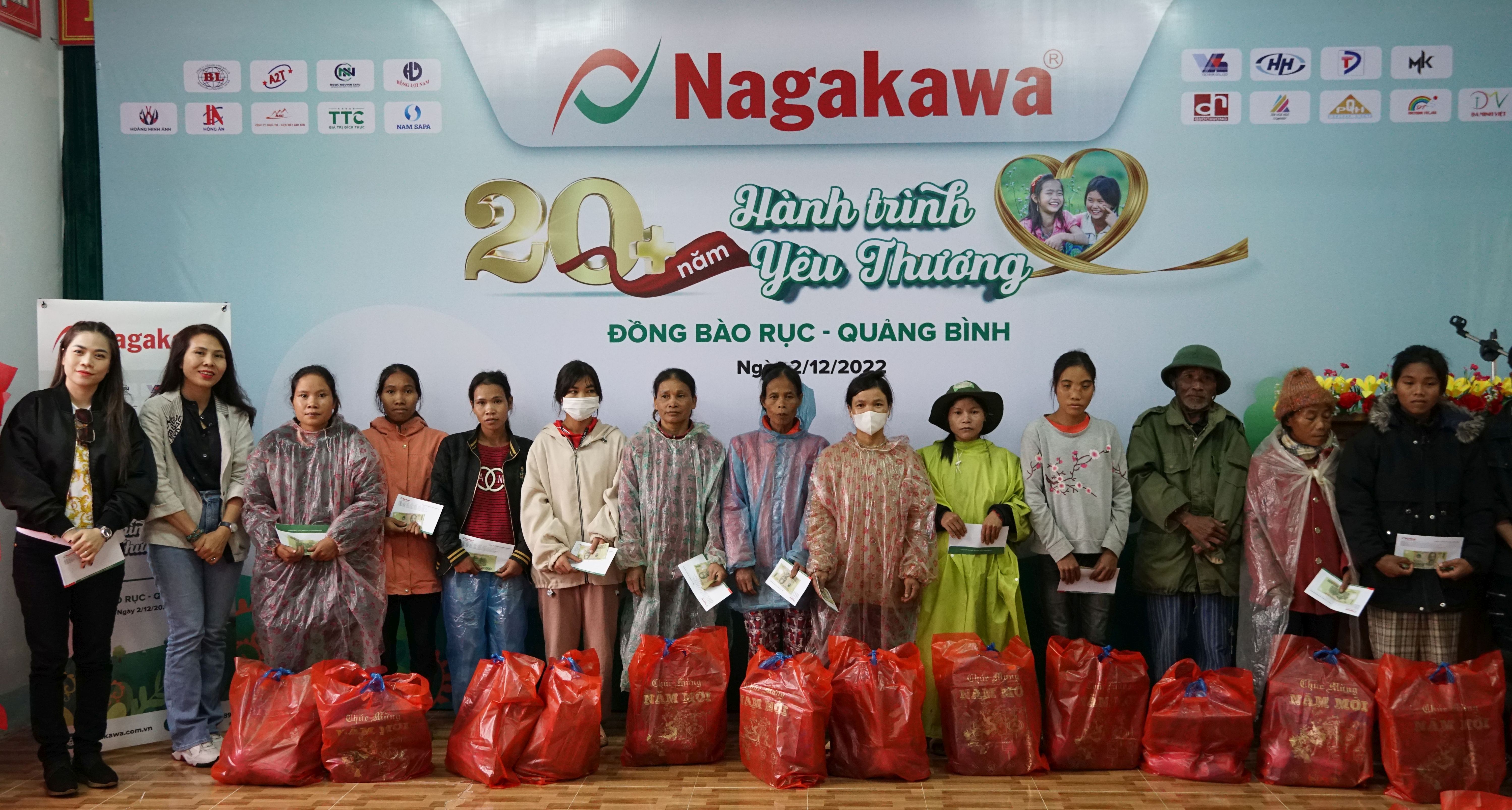 Tập đoàn Nagakawa trao quà cho các hộ gia đình đồng bào Rục.