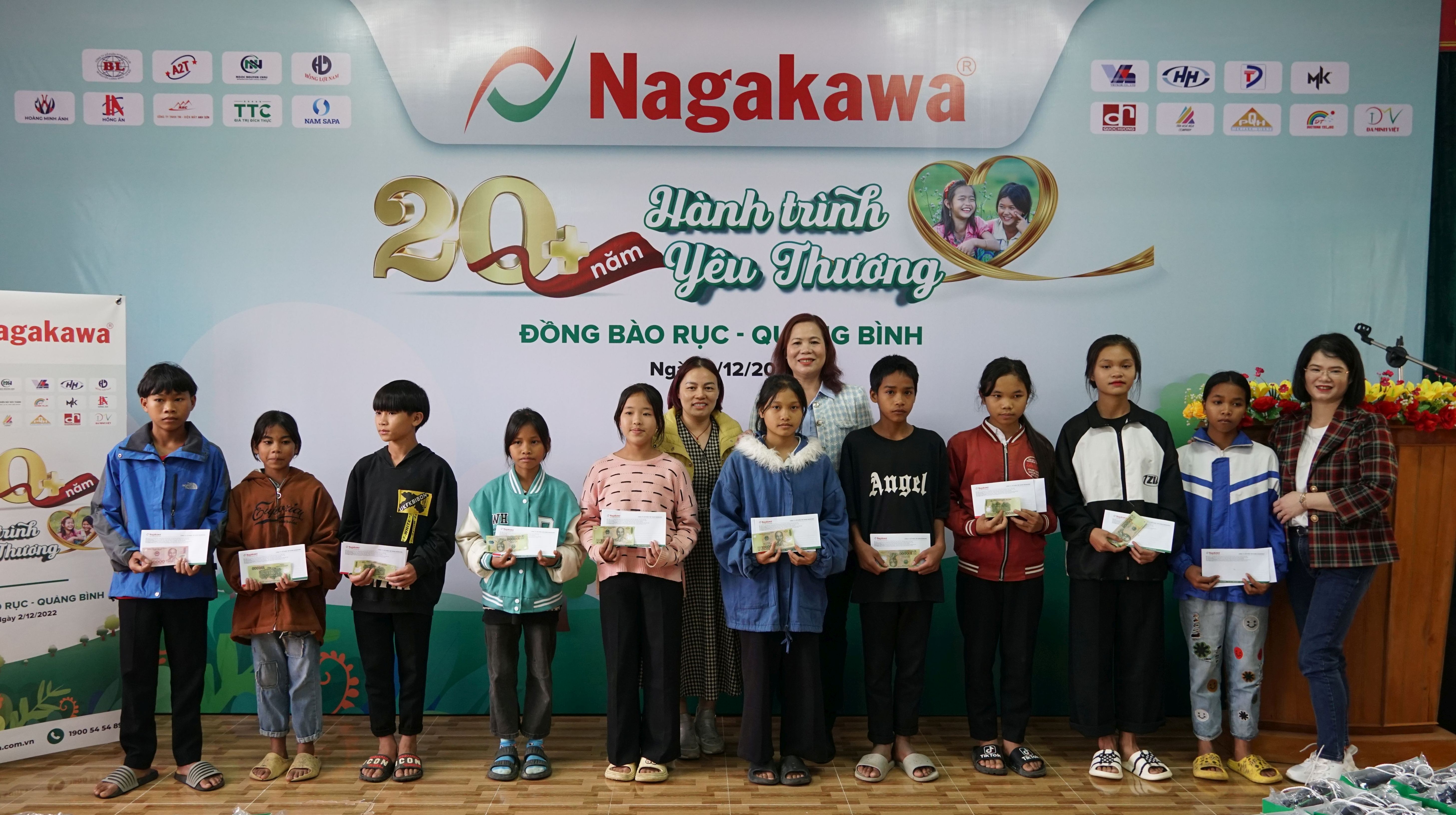 Tập đoàn Nagakawa và các đại lý trao quà cho các em học sinh người Rục.