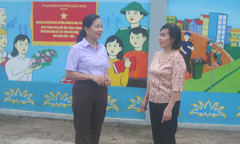 Bà Nguyễn Thị Lý (bên trái) thường xuyên gặp gỡ, nói chuyện để lắng nghe những tâm tư, nguyện vọng của người dân.