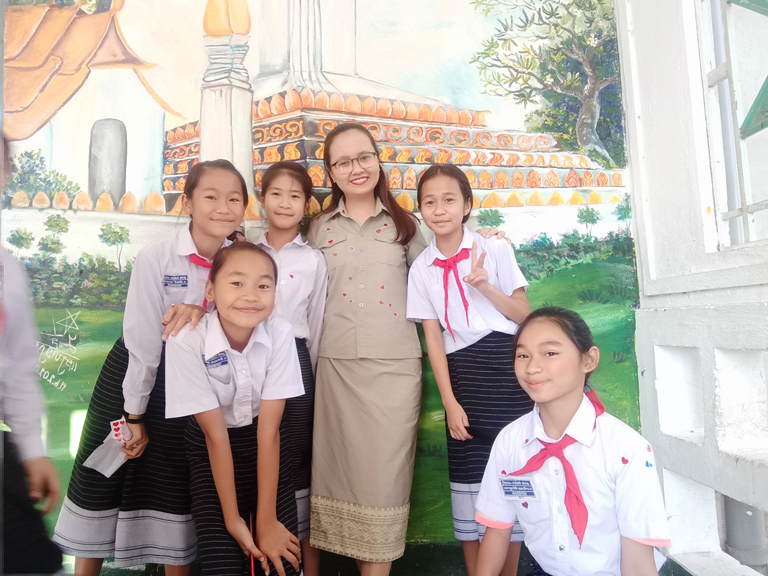 Hoàng Thị Kim Thanh hạnh phúc cùng các học sinh Lào.
