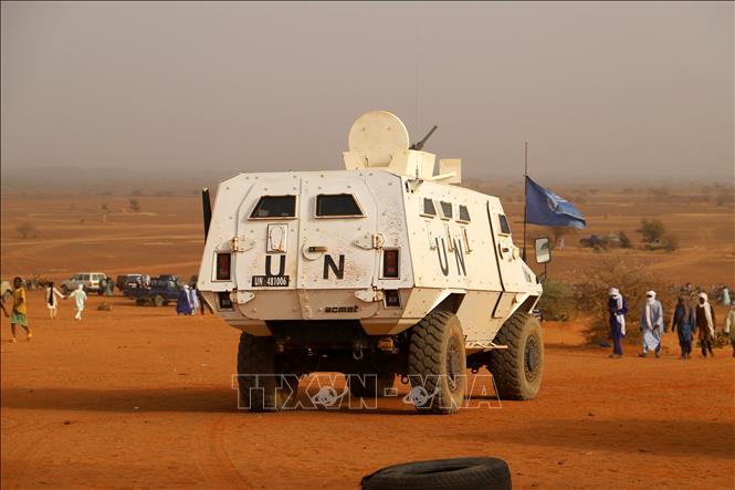 Xe quân sự thuộc Phái bộ gìn giữ hòa bình của Liên hợp quốc (MINUSMA) tuần tra trên sa mạc ngoại ô thị trấn Menaka, Mali. Ảnh tư liệu: AFP/TTXVN