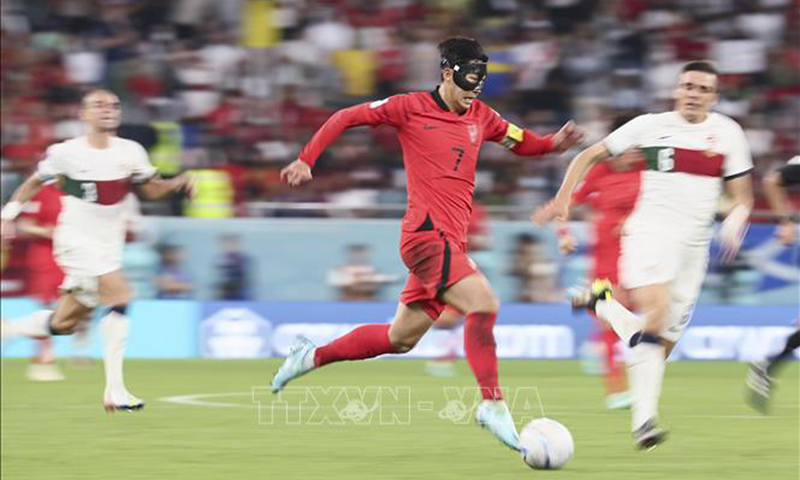 Pha đi bóng của cầu thủ Hàn Quốc Son Heung-min trong trận đấu với đội tuyển Bồ Đào Nha ở lượt trận cuối bảng H. Ảnh: THX/TTXVN