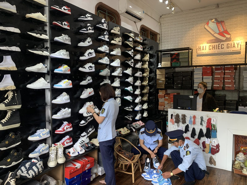 Tại cửa hàng HAI CHIẾC GIÀY có nhiều đôi giày thể thao có dấu hiệu giả mạo nhãn hiệu NIKE