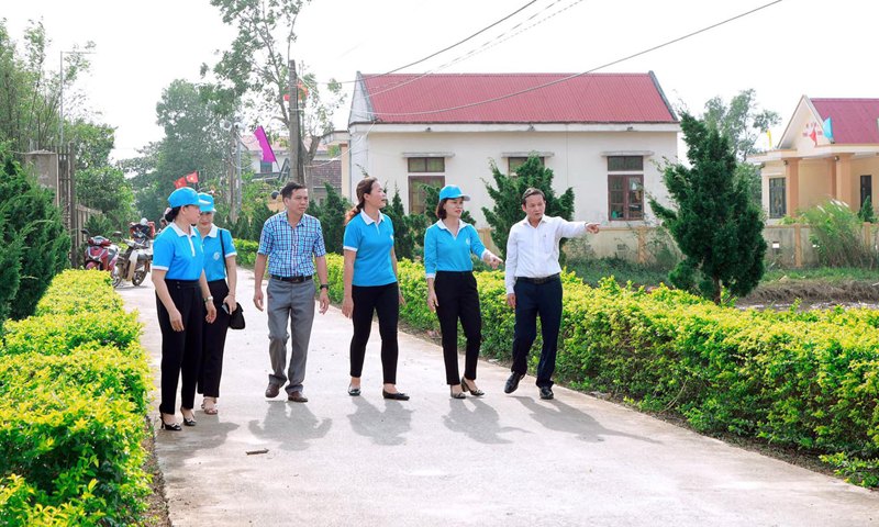 Hội LHPN tỉnh phát động xây dựng “Hàng rào xanh NTM” tại xã Xuân Thủy, (Lệ Thủy).
