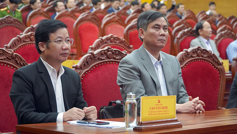 Đồng chí Chủ tịch UBND tỉnh Trần Thắng và Trưởng ban Tuyên giáo Tỉnh ủy Cao Văn Định dự hội nghị