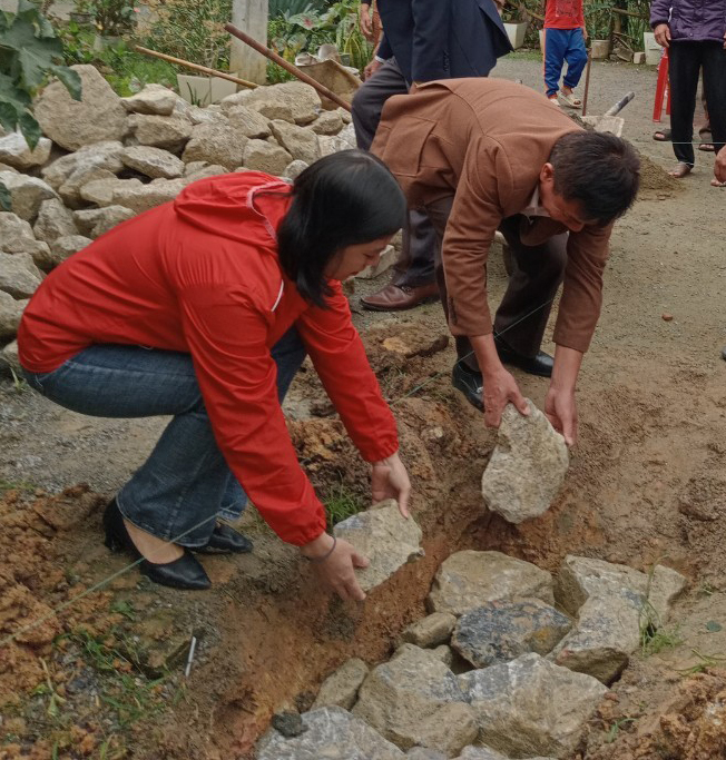  Đại diện Hội Chữ thập đỏ huyện Lệ Thủy và Quỹ DCI khởi công xây dựng nhà nhân ái cho các hộ gia đình có hoàn cảnh khó khăn tại thị trấn Nông trường Lệ Ninh.
