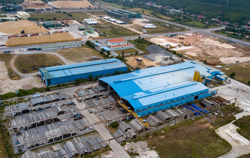 Tỉnh Quảng Bình đang chú trọng thu hút đầu tư vào các khu kinh tế, khu công nghiệp trên địa bàn (ảnh: Khu Công nghiệp Cảng biển Hòn La 1).
