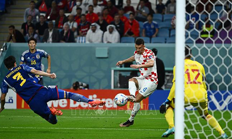 Tiền vệ Ivan Perisic (thứ 2, phải) của Croatia nỗ lực sút bóng về phía khung thành Nhật Bản. Ảnh: AFP/TTXVN