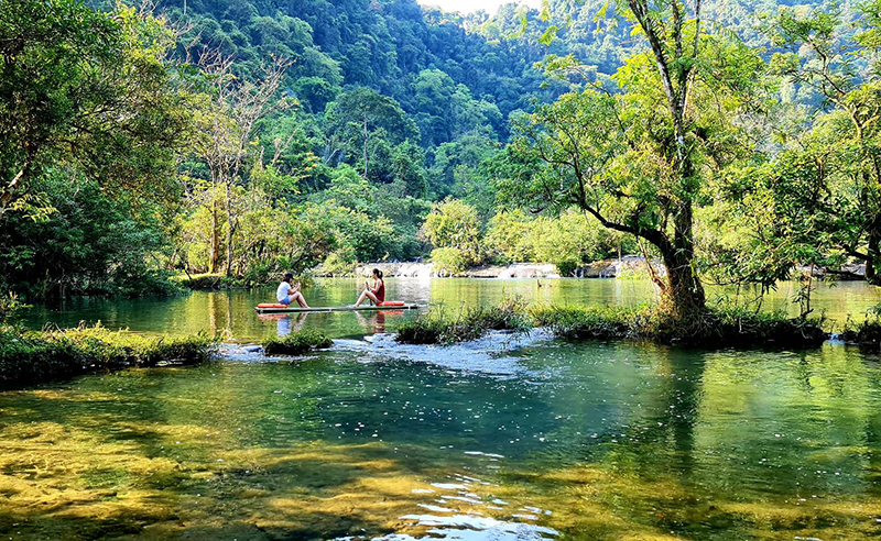 Du khách trải nghiệm tại suối Chà Rào, xã Trường Sơn, huyện Quảng Ninh.