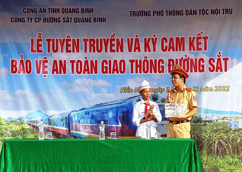 Cán bộ Phòng CSGT, Công an tỉnh phổ biến một số quy định của Luật Đường sắt cho các em học sinh Trường phổ thông Dân tộc nội trú huyện Quảng Ninh.