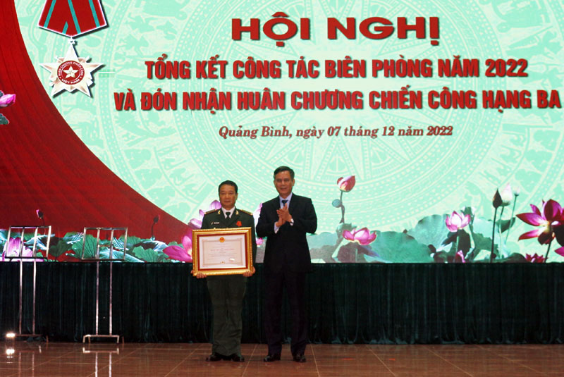 Thừa ủy quyền của Chủ tịch nước, đồng chí Chủ tịch UBND tỉnh Trần Thắng trao Huân chương Chiến công hạng Ba cho Đại tá Trịnh Thanh Bình, Chỉ huy trưởng Bộ Chỉ huy BĐBP tỉnh.