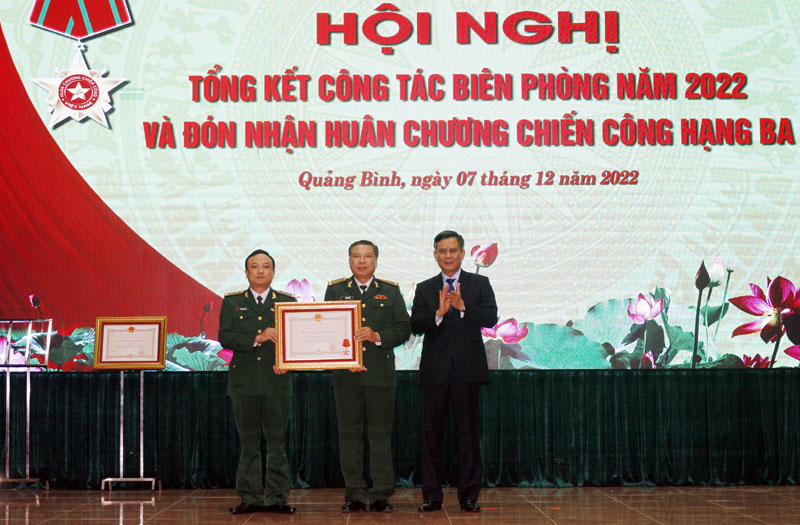 Thừa ủy quyền của Chủ tịch nước, đồng chí Chủ tịch UBND tỉnh Trần Thắng trao Huân chương Chiến công hạng Ba cho tập thể Phòng phòng chống Ma túy và Tội phạm.