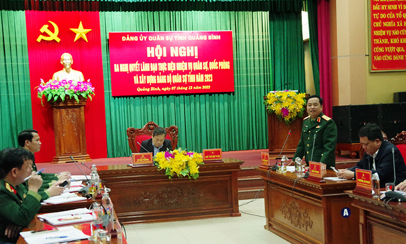 Đồng chí thiếu tướng Nguyễn Ngọc Hà, Phó Tư lệnh Quân khu 4 phát biểu chỉ đạo tại hội nghị.