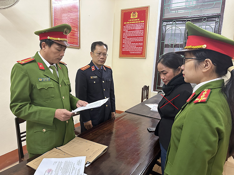 Cơ quan Cảnh sát điều tra Công an tỉnh tống đạt quyết định khởi tố bị can đối với Nguyễn Thị Thanh Thảo về tội “Trốn thuế”.