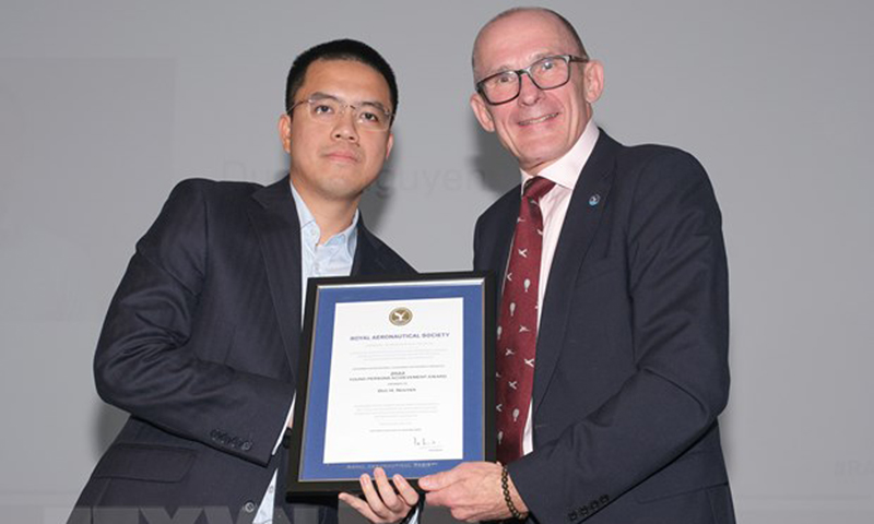 Tiến sỹ Nguyễn Huyền Đức và Chủ tịch RAeS tại Lễ trao giải thưởng ở London. (Nguồn ảnh: Tư liệu RAeS)