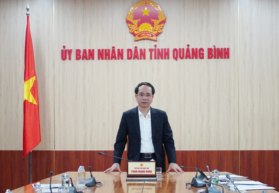 Đồng chí Phó Chủ tịch UBND tỉnh Phan Mạnh Hùng phát biểu tại hội nghị.