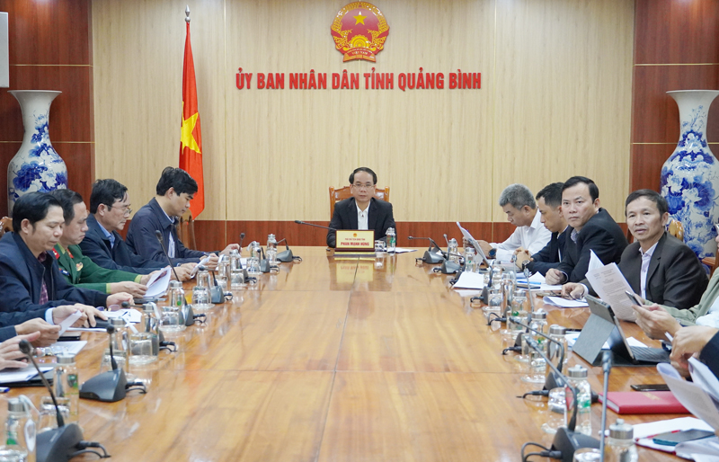 Phó Chủ tịch UBND tỉnh Phan Mạnh Huingf và các đại biểu dự hội nghị tại điểm cầu Quảng Bình.