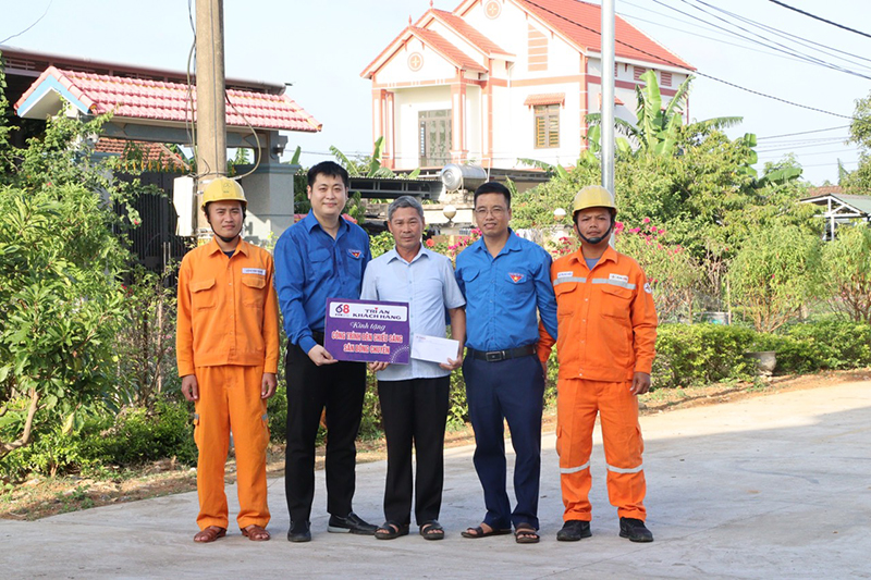 Đoàn cơ sở PC Quảng Bình bàn giao công trình chiếu sáng sân chơi cộng đồng cho thôn Tây, xã Vạn Trạch (Bố Trạch)
