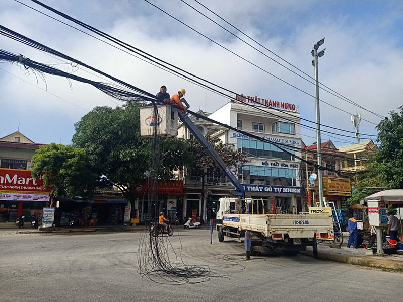 Điện lực Quảng Trạch cùng các nhà mạng bó lại đường dây cáp viễn thông