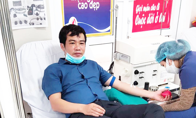 Nguyễn Văn Lam, Phó Chủ tịch Hội nông dân huyện Bố Trạch tham gia hiến máu tại Bệnh viện hữu nghị Việt Nam-Cuba Đồng Hới.