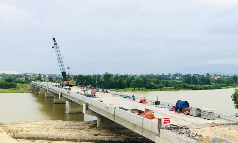 Công trình cầu sông Dinh, gói thầu XL-04 của dự án thành phần 1-Đường ven biển thuộc Dự án Đường ven biển và cầu Nhật Lệ 3 đang được gấp rút thi công.