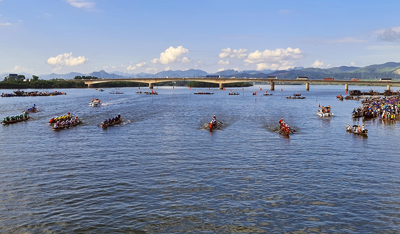 Đua thuyền, môn thể thao truyền thống đang được huyện Quảng Ninh duy trì và phát triển.