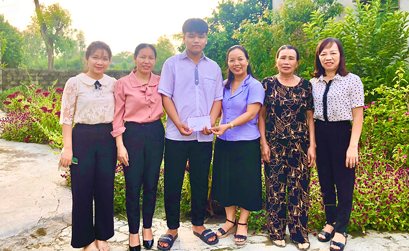 Hội LHPN huyện Quảng Ninh trao tiền hỗ trợ em Nguyễn Khắc Thế ở xã An Ninh.