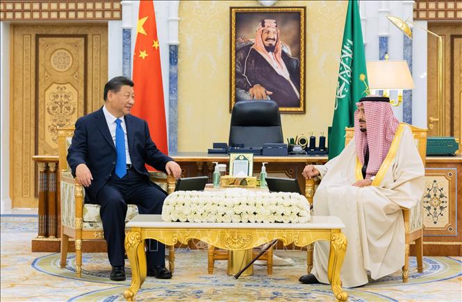 Chủ tịch Trung Quốc Tập Cận Bình (trái) hội kiến Quốc vương Saudi Arabia Salman bin Abdulaziz Al Saud tại Riyadh, ngày 8/12/2022. Ảnh: THX/TTXVN