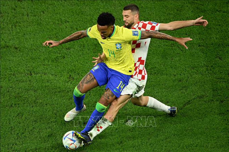 Pha tranh bóng giữa tiền vệ Croatia Mateo Kovacic (phải) và hậu vệ Brazil Eder Militao. Ảnh: AFP/TTXVN