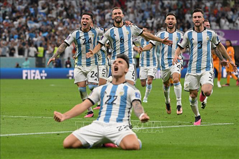 Tiền đạo Lautaro Martinez (số 22) là người thực hiện thành công quả penalty cuối cùng trong loạt sút luân lưu, đưa đội Argentina tiến vào bán kết. Ảnh: AFP/TTXVN