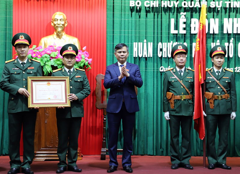 Thừa ủy quyền của Chủ tịch nước Đồng chí Trần Thắng trao Huân chương BVTQ hạng Ba cho Bộ CHQS tỉnh