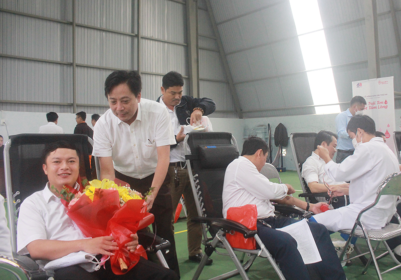 Lãnh đạo PC Quảng Bình tặng hoa, động viên CBCNV ngành Điện tham gia hiến máu tình nguyện