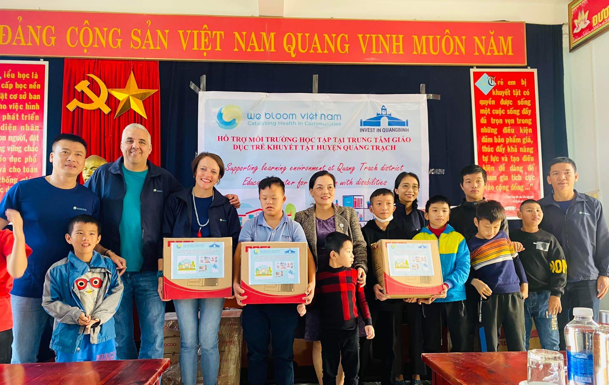 Đại diện các nhà tài trợ trao hỗ trợ cơ sở vật chất cho Trung tâm nuôi dạy trẻ khuyết tật Quảng Trạch.