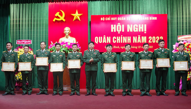 Thừa ủy quyền của Bộ trưởng Bộ Quốc phòng, Thiếu tướng Lê Văn Vỹ, Phó tham mưu trưởng Quân khu 4 trao bằng khen cho các tập thể, cá nhân tiêu biểu trong thực hiện nhiệm vụ QSQP năm 2022