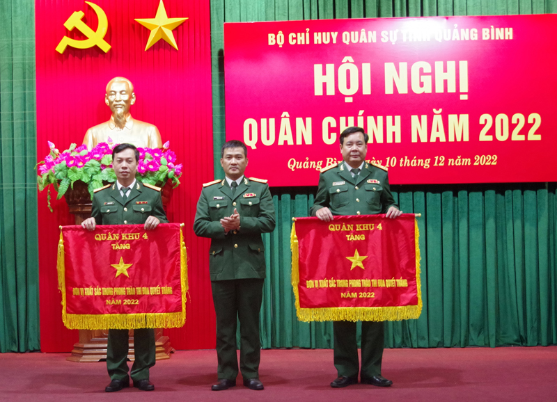 Thừa ủy quyền của Bộ tư lệnh Quân khu 4, Đại tá Đoàn Sinh Hòa, Chỉ huy trưởng BCHQS tỉnh trao Cờ thi đua xuất sắc cho Ban CHQS huyện các  Bố Trạch, Lệ Thủy