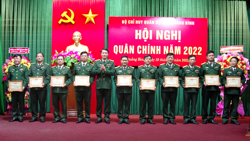 Thừa ủy quyền của Bộ tư lệnh Quân khu 4, đại tá Đinh Xuân Hướng, Chính ủy BCHQS tỉnh trao danh hiệu Chiến sỹ thi đua cho các cán bộ đạt thành tích xuất sắc trong phong trào thi đua quyết thắng năm 2022