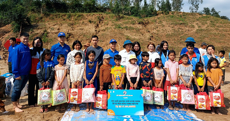 Huyện đoàn Quảng Ninh và Mạng lưới tình nguyện Quốc gia khu vực miền Bắc trao quà cho trẻ em có hoàn cảnh khó khăn tại bản Hôi Rấy và Nước Đắng.